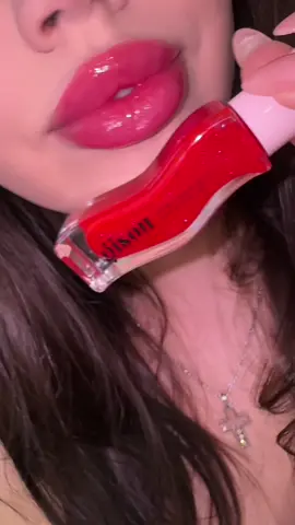 How cute?🍒🎂🥺 Sparkling red lip oil🎂 The new Limited Edition Gisou Lip Oil in the shade Cherry on the Cake😍🍒 @Gisou #lipoil #gisou #gisoulipoil #gisoucherryonthecake #viralmakeup #lipoil #glitterlipoil 