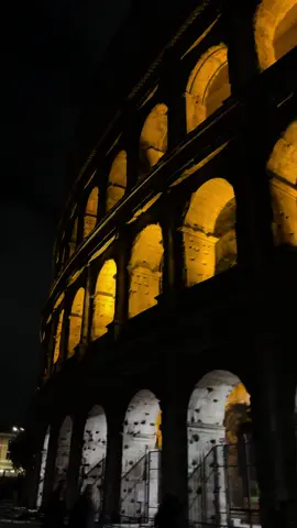 Colosseum at night #rome #colosseo #fyp #italy 