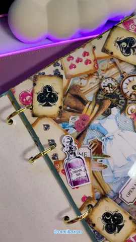 Qual o próximo tema? #scrapbook #scrapbookasmr #scrapbooking #aliceinwonderland #alicenopaisdasmaravilhas #colagem 