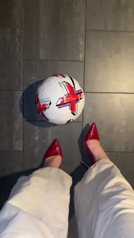 Red heels❤️ #raniachallenge👠⚽️ #ballcontrol #trending #explore #onbeat #football #footballskills #soccergirl #Soccer #femalefootball #heelschallenge #fyp #pourtoi #fürdich #viral