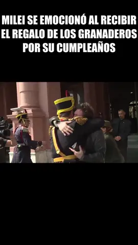 MILEI SE EMOCIONÓ AL RECIBIR EL REGALO DE LOS GRANADEROS POR SU CUMPLEAÑOS