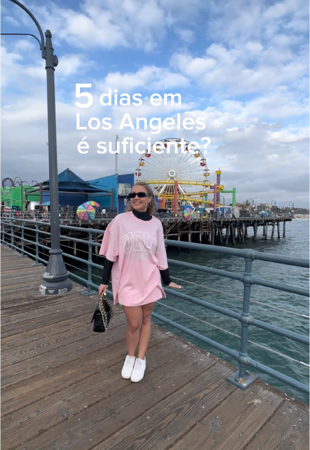 5 dias em Los Angeles: melhor roteiro e dicas do que fazer ☀️ Dia 1: • Píer de Santa Monica 🎡 • Almoço no Bubba Gump 🍤 • Pôr do sol em Venice Beach  • Jantar no Laya - Hollywood Dia 2: • Trilha para a placa de Hollywood  • Calçada da Fama ⭐ • Jantar no Bar Lis • ⁠Warwick night club em Hollywood  Dia 3: Beverly Hills • Mansão de visitação gratuita - Greystone Mansion • Brainwash Art Museum  • Brunch no Beverly Hills Hotel 🥂 • Passeio pela Rodeo Drive  • Jantar no Jade Beverly Hills Dia 4: • Universal Studios Hollywood 🎥 • Maior prédio da cidade - Spire 73 - Rooftop com vista incrível  5️⃣ Dia 5: • Six Flags para aventura radical  • Última visita ao Píer de Santa Monica  • Drinks e encerramento no Mama Shelter 🍹 Se 5 dias são suficientes? Com um bom roteiro, com certeza!  Me conte qual dessas dicas vocês mais gostou. Vou trazer detalhes de cada uma! #LosAngeles #Venicebeach #santamonica #roteirodeviagem #california