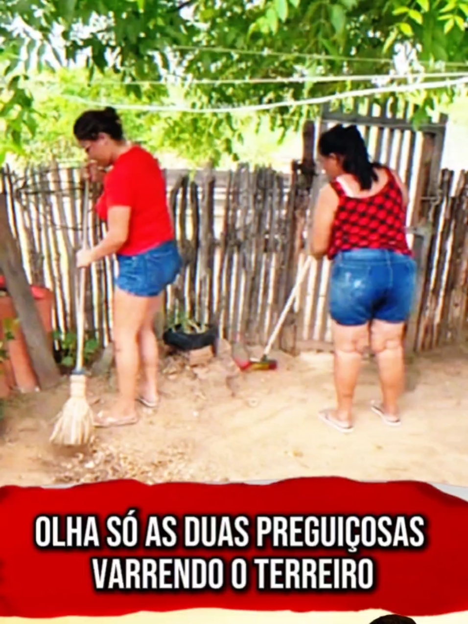 olhe só as duas preguiçosas varrendo o terreiro #risos #funny #zueira #brasil #humor #humorista #engraçado #resenha #humortiktok #resenhas #engraçada #humorbrasil #engracado 