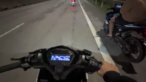 Cứ rũ là đi dạo đêm khuya thì thích lắm 🤧 #xuhuong #click125 #vario125 #fyp 