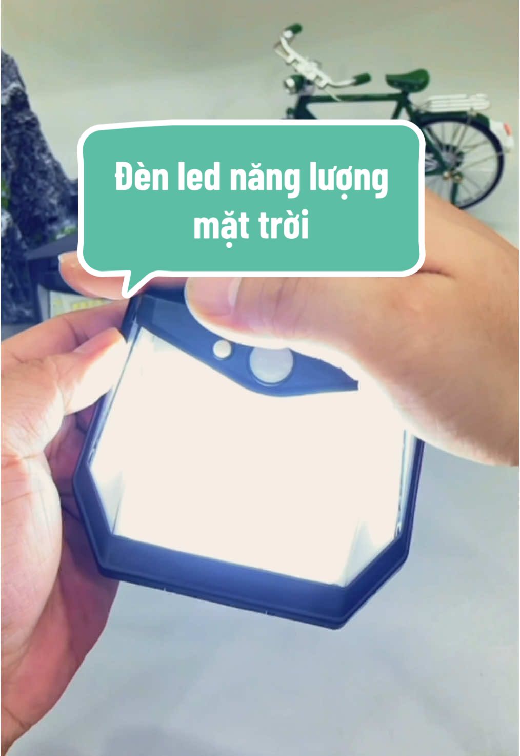 Đèn led năng lượng mặt trời , 100 bóng led , cảm biến chuyển động , sử dụng ngoài trời chống thấm nước #denled #denlednangluongmattroi #denledsanvuon #denledthongminh 