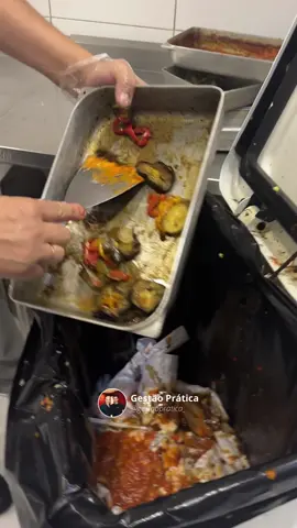 Você sabia disso👇🏼 Que até 30% dos alimentos preparados em restaurantes são jogados fora😱 Isso se da, por alguns fatores mal planejados pela cozinha e parte administrativa do seu restaurante: • Excesso de preparação. • Porções grandes demais. • Falta de planejamento nas demandas Implementar técnicas de conservação pode te ajudar em evitar o desperdício mas o solução para estes fatores citados acima com certeza vão te auxiliar bastante também. Comente aqui embaixo o que você achou sobre este conteúdo e se ele foi válido para você👇🏼