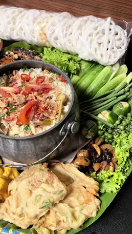 nu naroskeun sambel sareng kurupukna mangga ieu menu paketan kumplitna mung 300 kanggo 8 jalmi dijamin wareggg tur nikmat  #menu #kulinersumedang #pecintapedas #menuviral #sunda #sumedang #nasiliwet #liwetsunda #liwetkastrolasli 