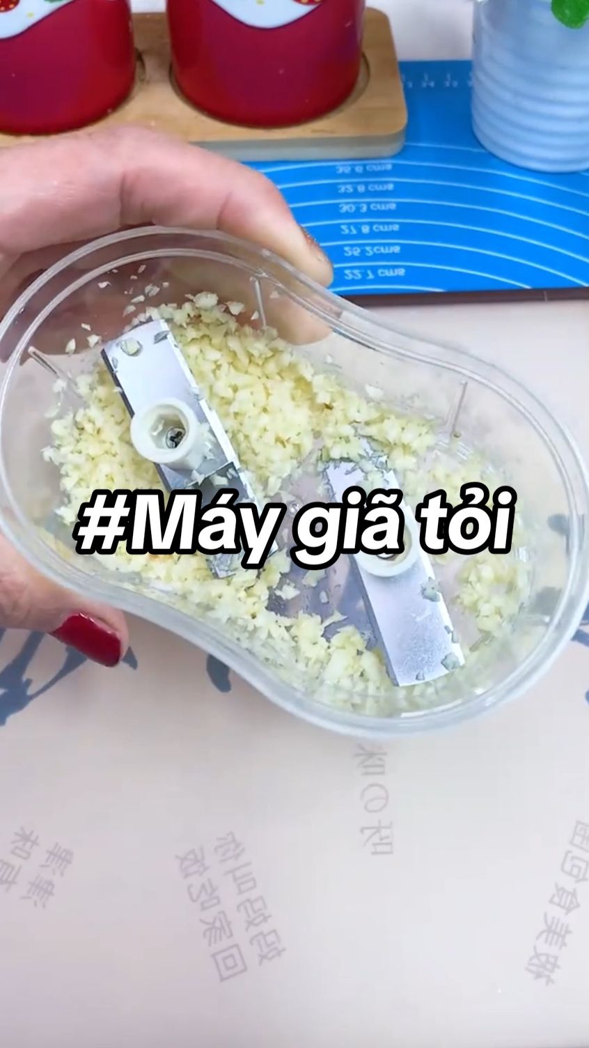 Kể từ khi có chiếc máy giã tỏi này, tôi chỉ cần đẩy kéo vài lần là có thể băm ớt và tỏi, thật tiện lợi và thiết thực.#garlicpress #garlic #kitchenessentials #practicaltools #homeessentials #homegoodies #practicalgoodies #goodiestoshare #multifunctional 