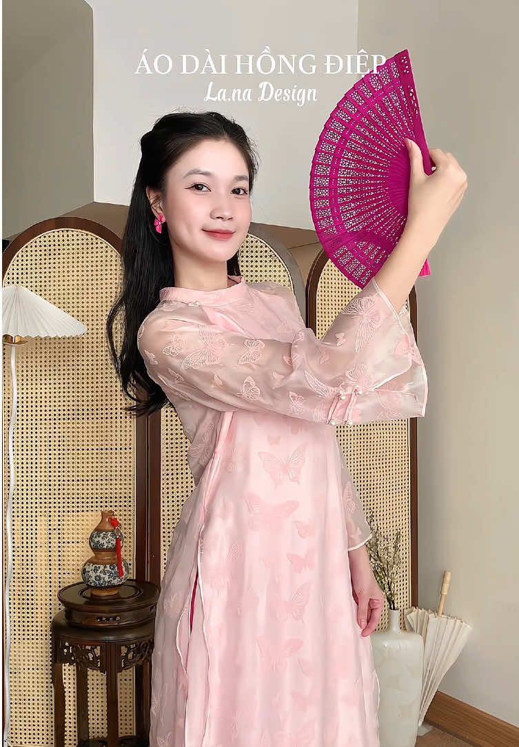 Giai nhân duyên dáng bên tà áo dài Hồng Điệp tươi thắm. Tôn bật lên vẻ trẻ trung, rạng ngời trong độ xuân thì. #aodai #aodaithietke #aodaiVietNam #aodailua #aodaitruyenthong #thoitrang #lanadesignvn