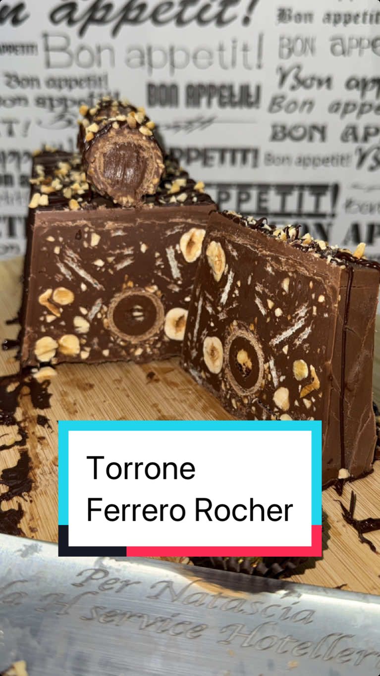 Torrone Ferrero Rocher, Ingredienti per la fodera, 200g di cioccolato al latte, Per il ripieno, 300g di cioccolato al latte, 100g di fondente, 400g di Nutella, 10 wafer nacciola, 200g di nocciole tostate, 50g di granella di nocciole, 8 ferrero rocher, #torroneferrerorocher #ferrerorocher #lericettedinatascia #lericettedinatty #nattybonappetit #nattyricettenapoletane 