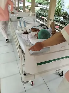 menuju cathlab.. sudah dicoba melalui pergelangan tangan kanan ke jantung lagi... namun tidak bisa... akhirnya mau tdk mau lewat paha kanan... Yaallah, separah itu hingga tahun depan masih ada jadwal pemasangan ring lgi ... dikarnakan masih ada yg tersumbat  ... ayo ubah pola hidup sehat dn kurangilah merokok.. #fyp  #kateterisasijantung  #rswn  #rswnwongsonegoro 