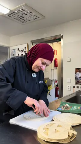 Barnen fick läskig tortilla mackor till mellanmål. #halloween #inspiration #pynta #pumpa #pumpkin #kreatív #matglädje #mackor #tortillabröd #mellanmål #mellanmåltips 