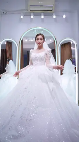 Hãy là nàng công chúa trong ngày trọng đại của mình #alicewedding #cuahangvaycuoi #vaydibancodau #bienhinhcodau #vaycuoicogu