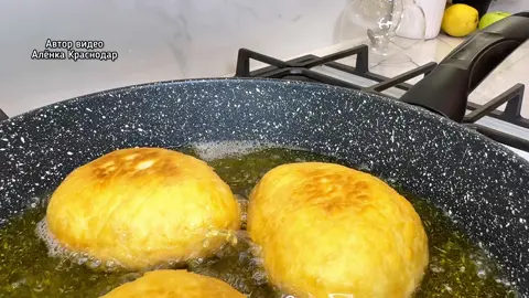 Вкусные домашние беляши Ингредиенты: Молоко(тёплое) - 200 мл Вода(тёплая) - 300 сл Соль - 1 ч.л. Сахар - 1 ч.л. Дрожжи живые - 30 г (или 1 ст.л. сухих дрожжей) Майонез - 2 ст.л. Крахмал картофельный - 2 ст.л. Мука - 800 г Начинка: Фарш (у меня свино-говяжий) - 600 г Лук - 3 шт (мелко нарезанный) Соль, перец - по вкусу  Вода - 50 мл Готовьте с удовольствием и радуйте свои родных и близких. #рецепт #рецепты #беляши #рецептынакаждыйдень #рецептдня #готовимдома #готовимвместе 