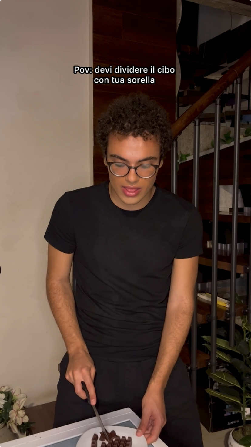 Dividere il cioccolato è importante, ma gustarselo ancora di più! @Ritter Sport #RitterSport #RitterSportItalia #DarkMode #FondenteExtra70 #adv 