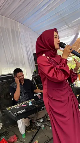 MasyaAllah makeupnya masi stay banget dari jam 10 pagi sampe jam 3 sore, boleh check keranjang kuning yaa #tamallymaak #arabicsong #gambus 