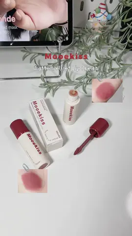 Son nhà này màu xinh xễuuu, ok ưng 🫶🏻🫶🏻 #unboxing #son #mooekiss #lipstick #sonkem #sonkembun #sonli #cute #cutelipstick #xh #xuhuong #fyp #viralvideo 