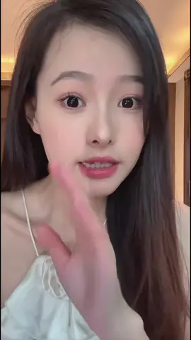 这个秋冬天逆袭白月光真的就靠它 比香水还好闻的身体乳,尤其是大 牛皮姐妹用它又嫩又滑超保湿