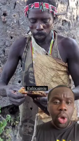 Quando falamos sobre os povos africanos, dificilmente abordamos sobre os hábitos alimentares deles. O povo Hadza da Tanzânia conhecido por ser caçador-coletor, tem o hábito de comer mel pela manhã até o início da tarde, sabendo as propriedades nutritivas e terapêuticas. #africadojeitoquenuncaviu #Africa #tanzania #hadzabe #hadza #mel #palops🇦🇴🇲🇿🇸🇹🇨🇻🇬🇼 #angola🇦🇴portugal🇵🇹brasil🇧🇷 #aprendanotiktok  Em qual período consome mel?