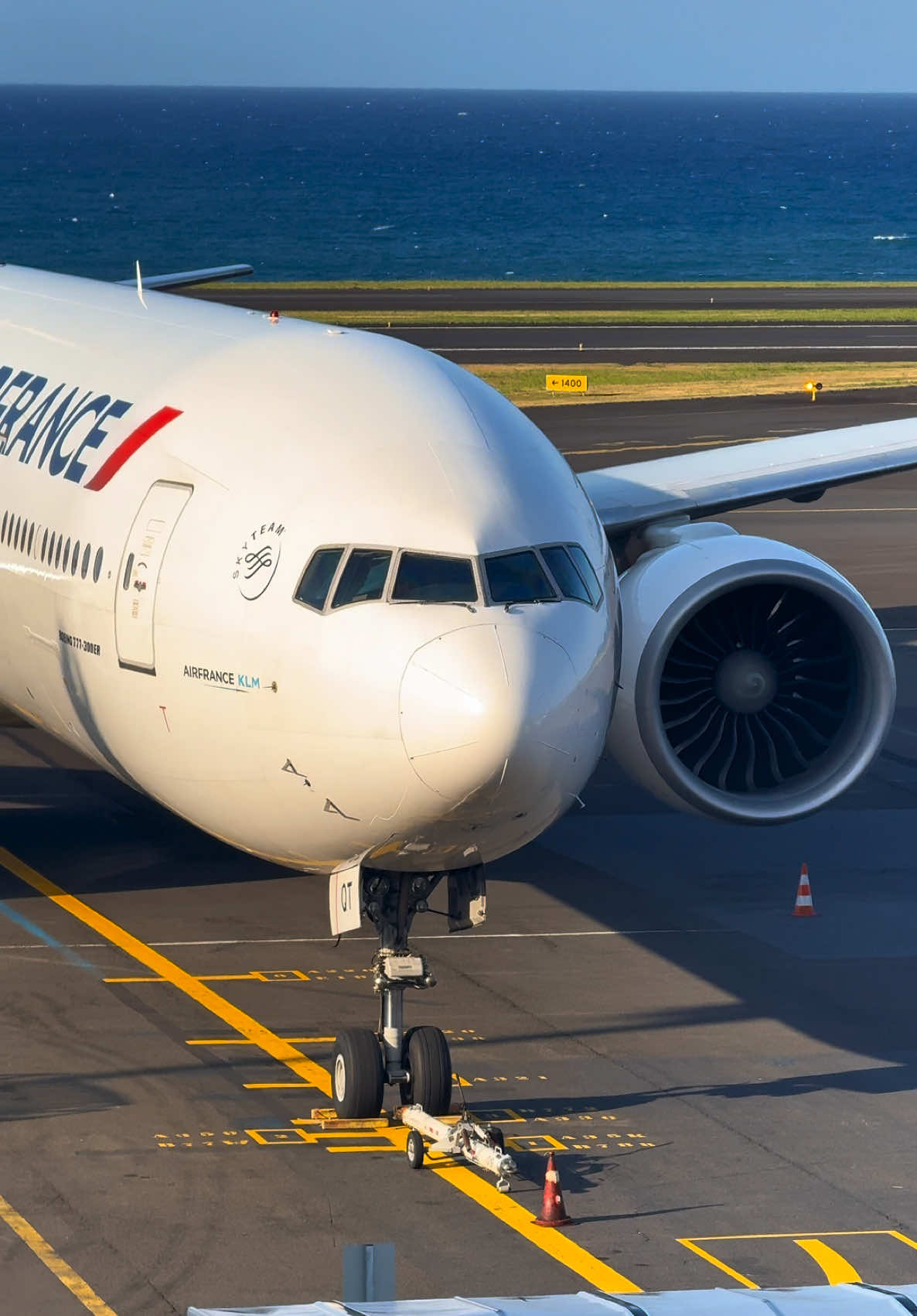 @Air France one of their #boeing 777-300(ER) in Reunion Island 🇷🇪 awaiting for the night flight to go back to #Paris #boeing777 #airfrance #reunionisland #lareunion #974 #🇷🇪 #aviation #plane 