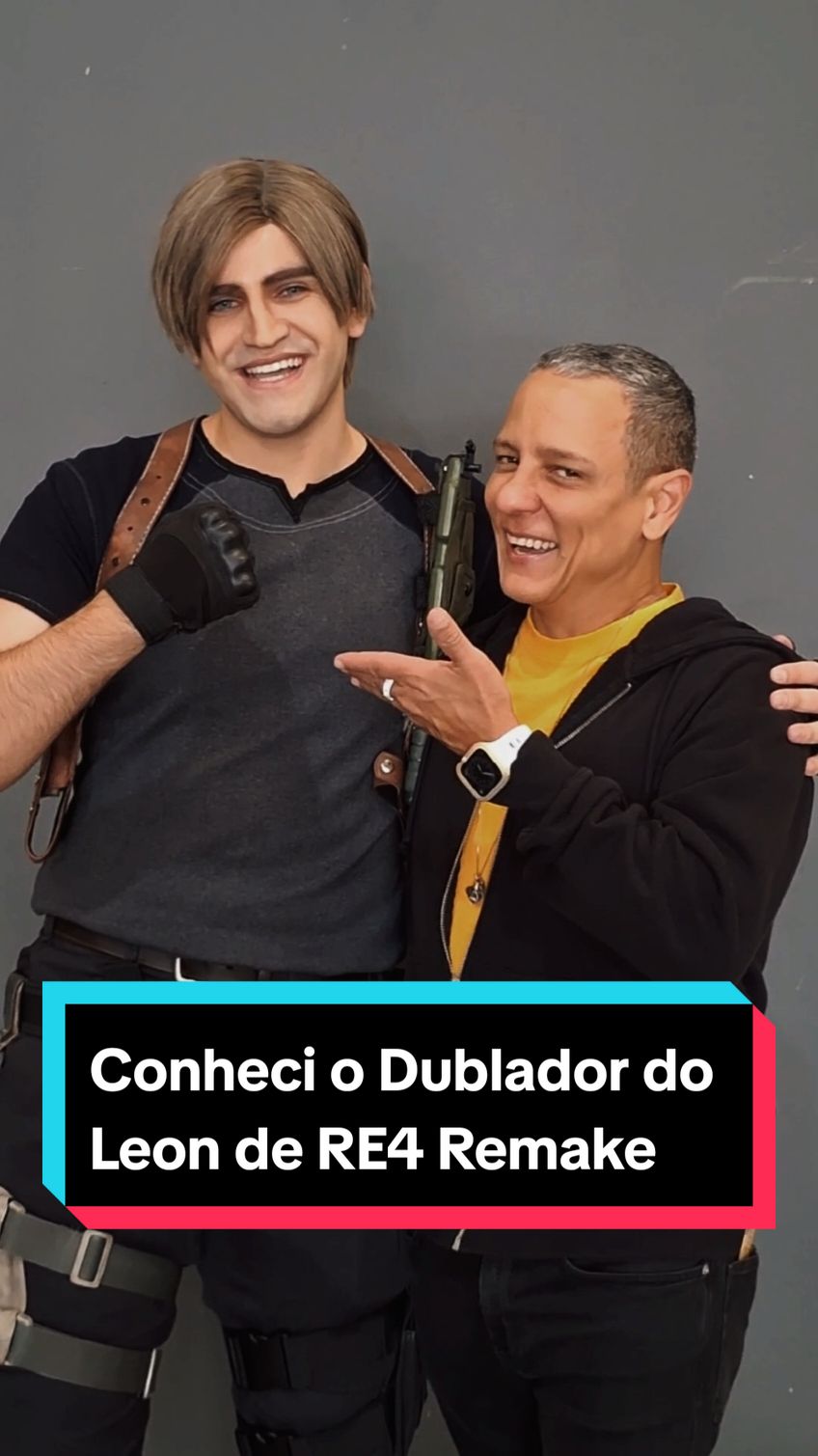 Quando o pesonagem encontra seu dublador! 🇧🇷 . Queria agradecer ao Felipe Grinnan (Dublador do Leon em Resident Evil 4 Remake e nas animações) pelo carinho com nós fãs de Resident Evil e do nosso emo favorito. Seu trabalho é incrível!!! . #leonskennedycosplay #leonkennedy #leoncosplay #residentevil4cosplay #residentevil #games #dublagem #dublagemviva #capcom #cosplayleon #residentevil4 #felipegrinnan