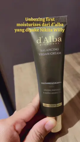 Secinta itu sama moisturizer ini karena teksturnya ringan, d’alba mild skin balancing vegan cream #d’albaskincare #dalba #skincare #moisturizer #antiaging #fypage #fypdonggggggg #fyp #bcaxyz #