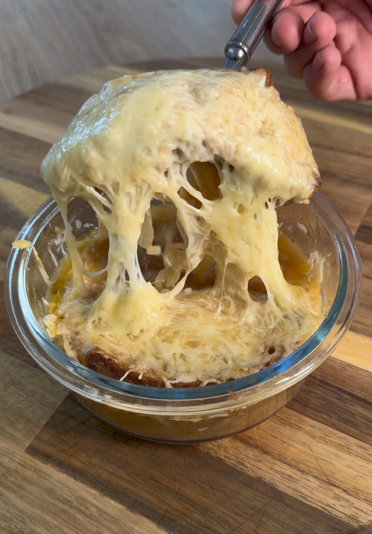 Soupe à l’oignon super simple 🧅 Ingrédients  - 5 oignon - 30g de farine  - 1,5 L de bouillon de volaille  - 2 tranches de pain  - 1 gousse d’ail  - 20 Cl de vin blanc  #dricecfood #cuisine #recettesimple #recetterapide #recettefacile #oignon #soupe