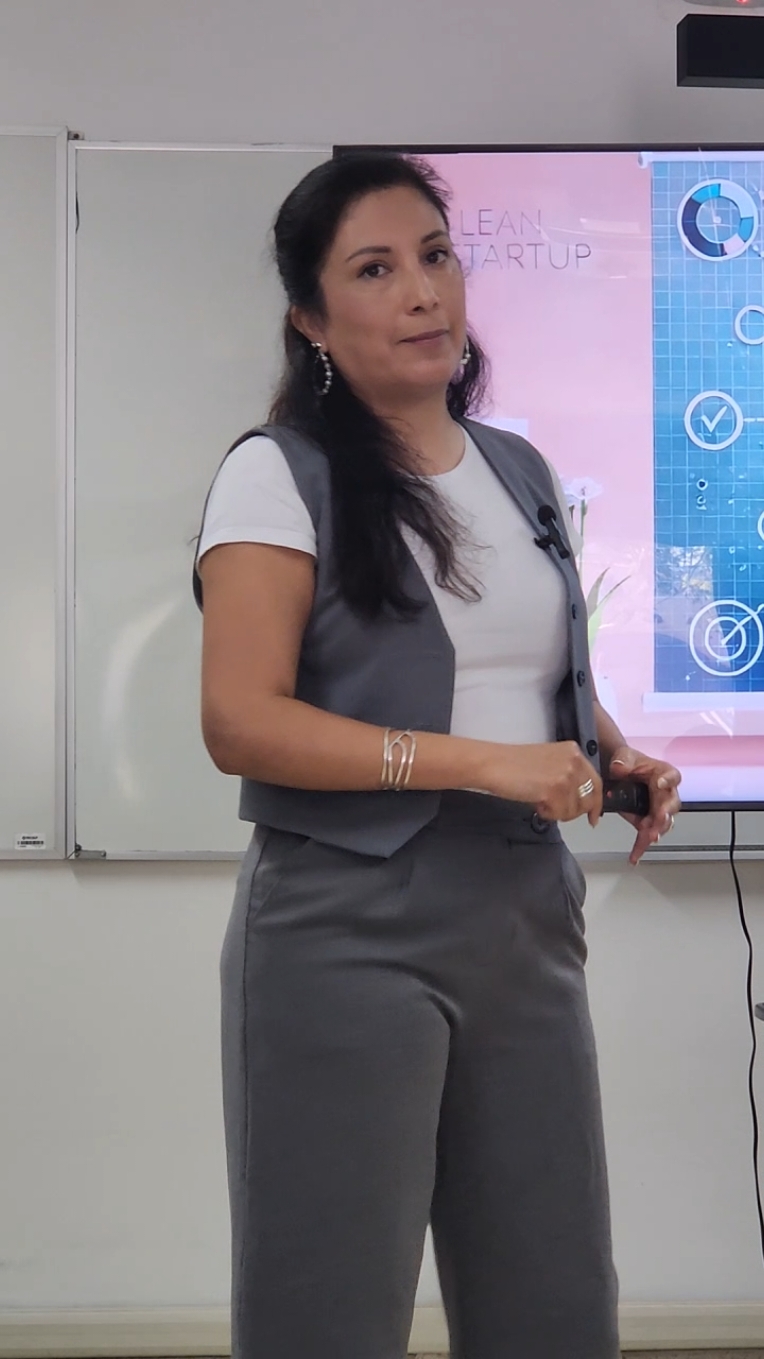 En el Perú, el problema no es la calidad de los profesionales de salud, sino su agotamiento. No es justo culpar a los enfermeros y médicos por la atención deficiente: ellos dan lo mejor, pero no son suficientes para cubrir la creciente demanda de la población. Mientras que la OMS recomienda tener al menos 45 profesionales de salud por cada 10,000 habitantes, en Perú apenas alcanzamos 24. La brecha actual alcanza 73,093 profesionales, incluyendo un déficit de 9,000 enfermeras y 5,000 médicos solo en Essalud.  #personaldesalud #enfermeras  #enfermería #hacernegocios #emprendedora