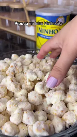 Pipoca de leite ninho é a melhor pipoca doce de todas e quem concorda respira Já aproveita que o dia das crianças está chegando, porque essa é uma ótima opção!!! As crianças amammm (e os adultos também né rs) Ingredientes - 40g de pipoca já estourada - 2/3 de xícara de açúcar - 1 colher de manteiga - 200g de chocolate branco derretido - Aproximadamente 8 colheres de leite em pó