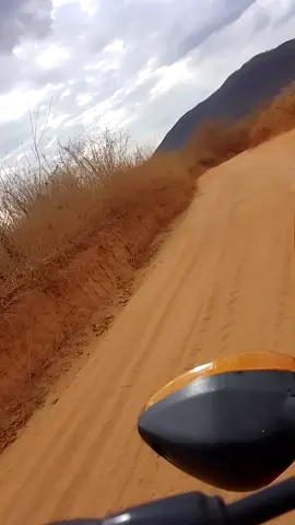 cortando chão #meunordeste🌵❤️ #curva #estradadeterra #moto #motocross #estrada #açude #agua 