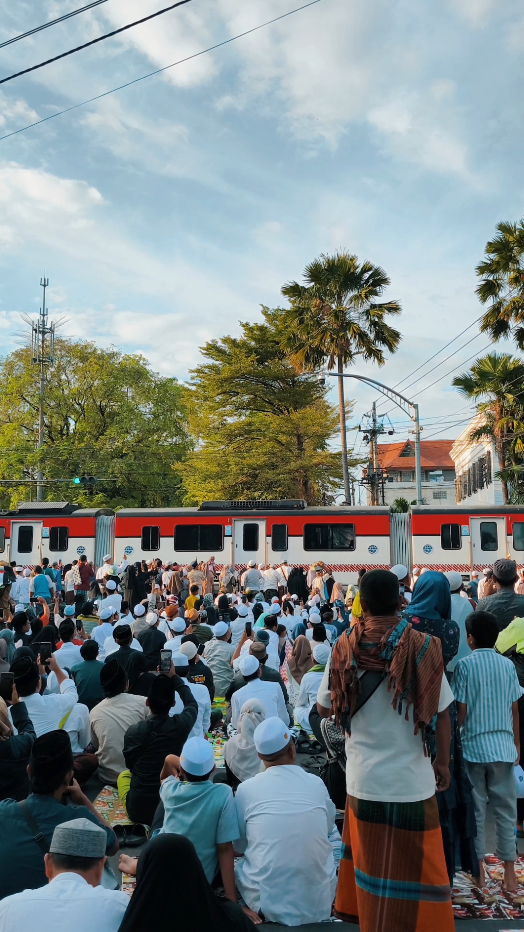cuma ada setahun sekali pemandangan ini di Kota Solo 🚇 . . #fyp #kotasolo #surakarta #haulsolo #solo24jam #fypシ 