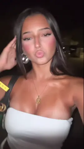 😉 #fyp #pretty #blonde #relatable #girl #trending #greeneyes #blondegirl #spanish #viral #Loveyourboobs #prettygirls #brunettegirl #miabakliss 