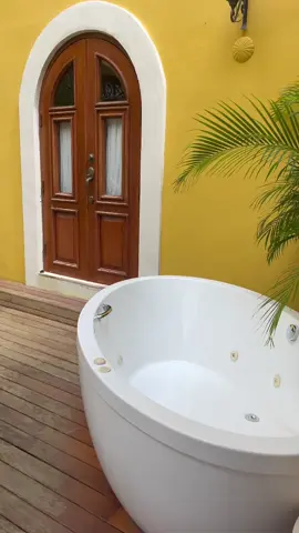 Hacienda Xcanatun es la única hacienda dentro de Mérida donde te ouedes quedar a dormir (y hasta a vivir). ¿Con quién quieres ir?#meridayucatanmexico #hotelesmerida #haciendasmerida 