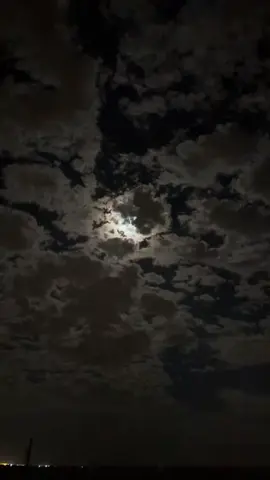 مثل ساري الليل خايف من ظلامه 🚶‍♂️. #قمر #تصوير_ليلي #ليل #explore #fyp #fypage #اكسبلور #غيوم #السحاب #الليل #بيشة #bisha 