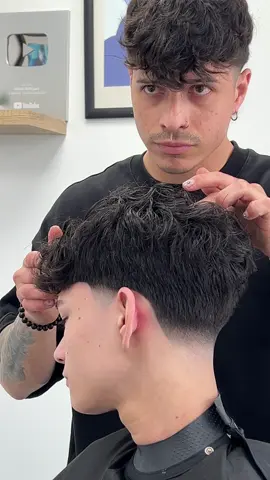 TAPER FADE😳🎥Observa el cambio al final del video👇🏻#taperfade #cambiodelook #estilo #cortesdepelo #barbero #viralllllll #paratii #barberia #chile 