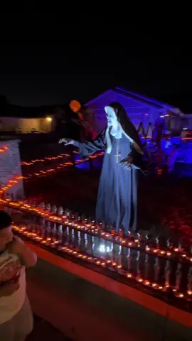 Our Neighbors in Hesperia Ca 📍have the best halloween set up every year #halloweencostume #halloweenlook #halloweendecorations #spirthalloween #lamonja 