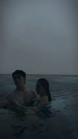 Love under the rain 🤎☔️🌧️ #tanwbowlki #rain #couples #LearnOnTikTok #swimmingpool #fyp#vtvcab #vietnamese #thailand #xuhuong 