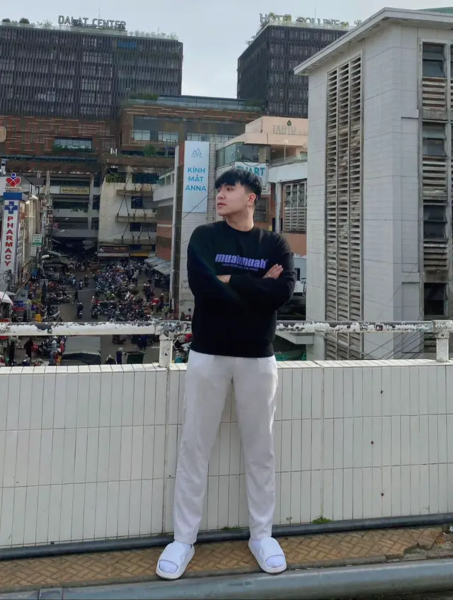 Góc này ngày trước đẹp biết bao nhiêu mấy bà ha! Mỗi lần đi Đà Lạt là tui thích mê cái góc này! Nhưng từ khi chỗ này thay đổi, điều chỉnh thêm chậu hoa và khung sắt thì tui không còn ghé nữa! Không biết giờ có thay đổi gì nữa hong mấy bà  #Dalat #xuhuong #lgbt #bot