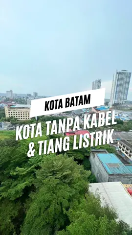 Batam kota Tanpa Kabel dan Tiang Listrik Jika kita berkunjung ke Kota Batam ada hal seru nieh yang kalo kalian amati, ternyata di kota dengan perkembangan tercepat di Indonesia ini kita gak bisa melihat ada tiang listrik dan kabel listrik yang semerawut di jalan. Terus, kira-kira ada di mana kabel listriknya? Kota Batam adalah satu satunya kota besar di #Indonesia yang sudah memiliki jaringan #kabel di bawah tanah. Di kota Batam itu semua kabel listriknya ditanam di bawah tanah seperti di Malaysia, sehingga tidak semrawut dan kelihatan mengganggu. Jadi terlihat Lebih indah dan rapi Dan hal inilah yang juga membedakan Kota #Batam dengan kota lainnya di Indonesia. Batam sendiri adalah kota terbesar di Provinsi #KepulauanRiau dan menjadi salah satu kota #metropolitan di wilayah #Sumatera. Wilayah Kota Batam terdiri dari #PulauBatam, Pulau Rempang dan Pulau #Galang dan pulau-pulau kecil lainnya di kawasan Selat #Singapura dan Selat #Malaka.  Pulau Batam, #Rempang, dan Pulau Galang terkoneksi oleh Jembatan #Barelang yang dibangun semasa pemerintahan bapak presiden Habibi. Pembangunan jaringan bawah tanah di #kotaBatam tidak dapat langsung dilakukan sekaligus. Namun dilakukan secara bertahap dan implementasinya sudah dilaksanakan sejak tahun 1993 hingga sekarang. Pihak #PLN Batam membangun jaringan saluran kabel tegangan menengah (SKTM) untuk menyalurkan listrik.   #SKTM adalah kabel yang ditanam di dalam tanah yang didesain sedemikian rupa sehingga mengurangi dampak terhadap berbagai gangguan yang ada di dalam tanah Selain terlihat rapi, kelebihannya jaringan bawah tanah itu akan mengurangi gangguan petir dan pohon tumbang. Tapi Kekurangannya adalah pada saat pemeliharaan yang memang lebih sulit dan biayanya lebih mahal karena tidak dapat melihat secara kasat mata dan harus melakukan pendeteksian secara berkala. Nah kalo kalian sendiri pernah melihat kota tanpa kabel itu dimana? #traveling #backpacker #tripbatam 