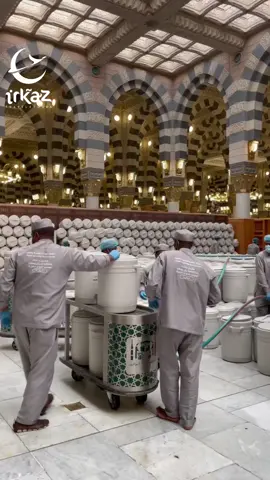 Proses penghantaran air Zamzam ke Madinah dijalankan setiap hari dengan teliti bagi memastikan bekalan berterusan untuk kegunaan penduduk dan jemaah. Lebih daripada 23 buah lori digunakan setiap hari untuk membawa air suci ini merentasi jarak antara Mekah dan Madinah.  Setiap peringkat penghantaran memerlukan perancangan yang rapi serta pemantauan berterusan bagi memastikan kualiti, kesucian, dan kebersihan air Zamzam sentiasa terpelihara. Kawalan kualiti yang ketat amat penting bagi memastikan tiada sebarang pencemaran berlaku, sekaligus mengekalkan sifat semula jadi air Zamzam yang diyakini.  Credit: Madeenahalmunawwara #irkaztravel #IrkazPilihanku #UmrahBersamaIRKAZ #UmrahPremium #UmrahItuMudah #Umrahlengkap #umrah #makkah #madinah #Hoteljarakdekat #HotelSafwah #Emaarroyal #Haramainspeedtrain #Airzamzampercuma #Lisasurihani #Hotfm #Umrahramadan #Umrahvip 