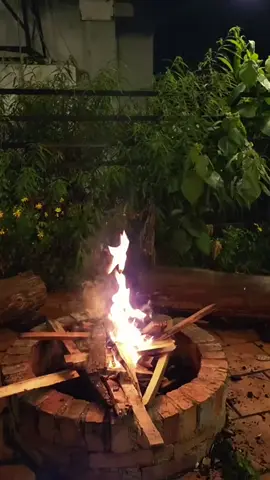 Bạn có yêu một buổi tối đốt lửa ở Đà Lạt khi trời tối không??? Còn tôi thì tôi yêu em 😊