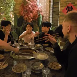 Rào cản ngôn ngữ ngay trong đội =)))) thầy Tom ngồi giữa kiểu muốn ăn cũng ko tập trung gắp được luôn á, còn 2 đứa rừng xạ thủ thì mặc đời thôi =))))) #keria #t1zeus #t1tom #oner #gumayusi #rekkles #T1 