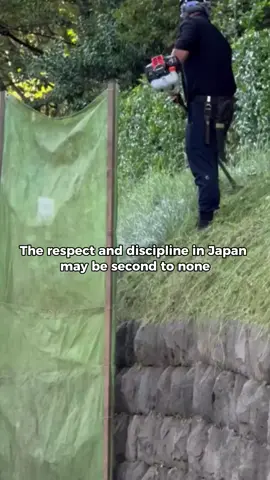 These workers in Japan went above and beyond when caring for others while cutting grass above the boundary line, so they installed a protective net and whistled whenever pedestrians walked across. For the Japanese, discipline is fundamental and must be instilled in children at an early age. Thanks to it and their sense of integrity, the Japanese maintain a sense of order and respect. #japan #japaneseculture 