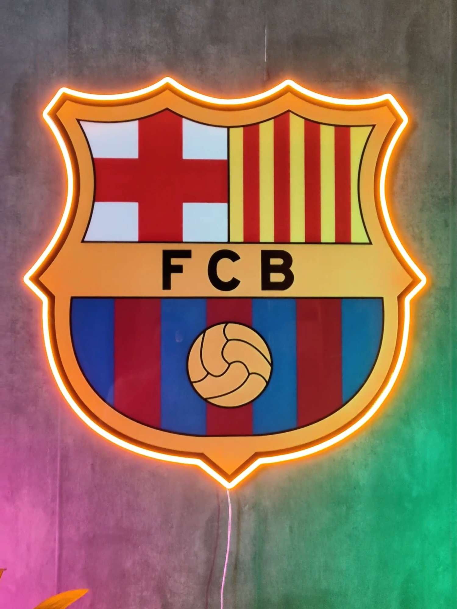 Escudo FCBARCELONA ❤💙  ✨Escudo Barça con resina epoxi de 80x80, con Led neón contorneando el escudo en color Lemon. ✨Quieres un escudo de futbol de tu equipo favorito? Sin problema! puedo hacer escudo o logo de lo que queráis! 🔥 Para mas información y precios escríbeme por privado en IG , nos vemos! #fcbarcelona#barça#barcelona#futbol⚽️#resinart#resin#manualidades#led