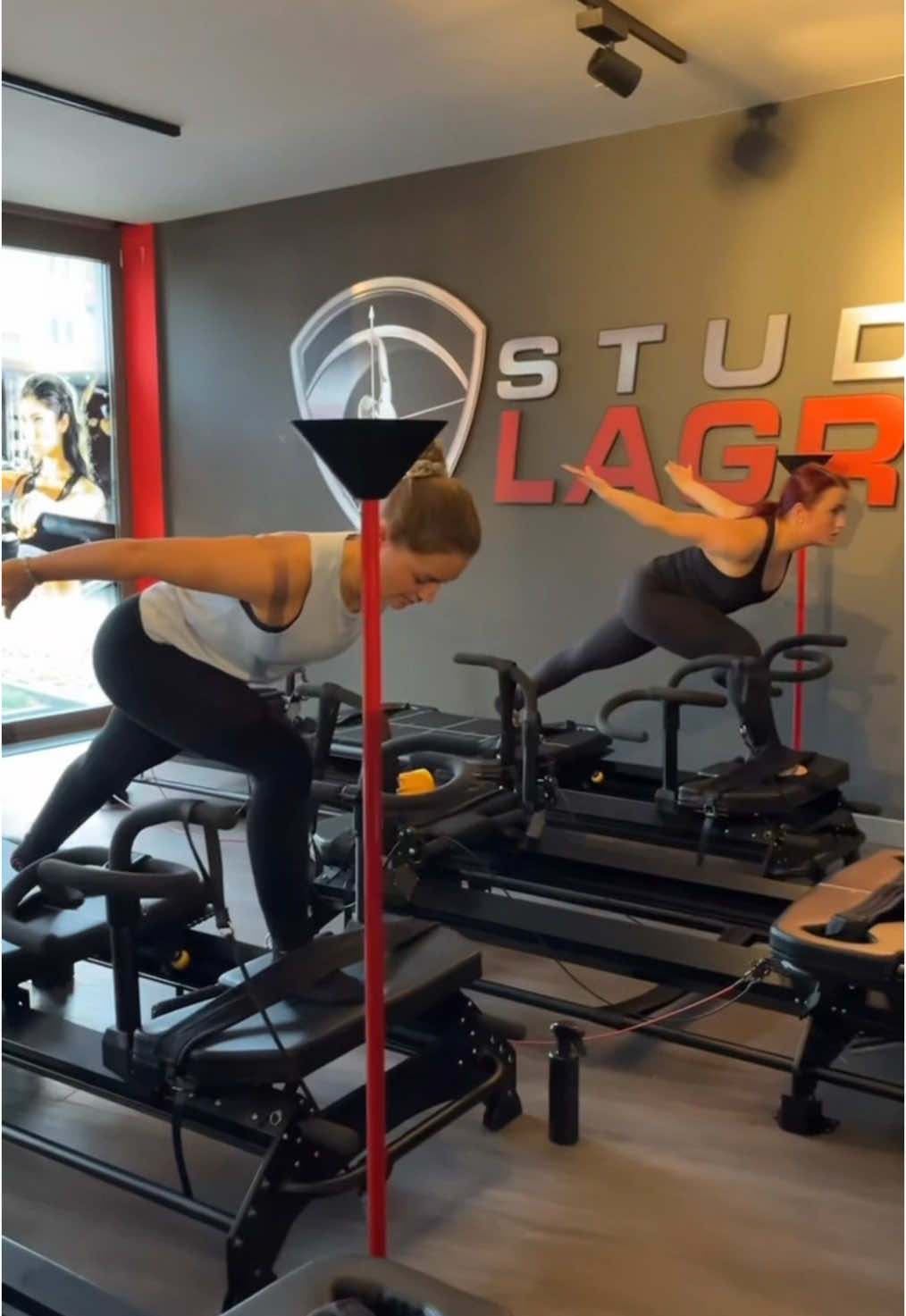 Jetzt ist Slooow Mooootion angesagt… Weil 4 von 5 Münchnerinnen und Münchner laut einer aktuelle Krankenkassenstudie Rückenprobleme haben, testen wir für euch die neuesten Sport- und Fitnesstrends der Stadt! Lagree ist ein Fitnesskonzept aus Hollywood und bringt eure Muskeln richtig zum Zittern! Dieses spezielle Training beim Studio Lagree solltet ihr unbedingt mal testen!💥 @larissa.lannert @muripeltzer  . . . . #lagree #workout #lagreefitness #münchen