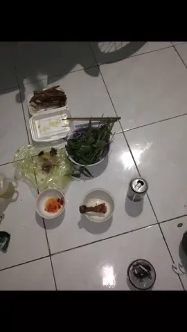 một mình một phòng  nhậu cũng một mình