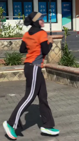 Iniii yg dibutuhinnn khannnnnnn #kaosrunning #pelarikonten #ootdrunning #ootdrunning #ootdolahraga #ootdolahragahijab #ootdhijabrunning #ootdgym #ootdhijab #gym #Running 