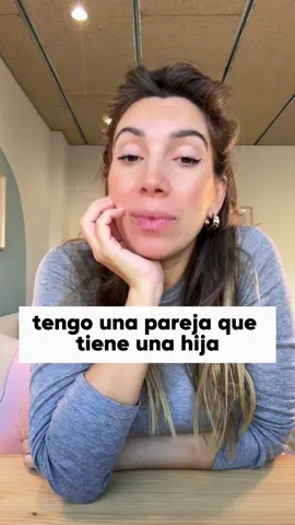 En las parejas reconstituidas (aunque no me gusta nada ese nombre pero para que nos entendamos) hay una mayor complejidad básicamente porque hay más personas involucradas y sobretodo cuando los niños son menores de edad. En esas circunstancias se necesita, más que nunca, una buena comunicación repleta de validación y límites para entender las realidades tan distintas de cada uno. - Un padre/madre que viene de una separación (con todo lo que eso conlleva a nivel emocional y de expectativas) que lo único seguro que tiene es a su hijo/hija. Que teme presentarlo a su nueva pareja por si le vuelve a pasar lo mismo, por no hacerle daño y por protegerle. Que lidia con una ex pareja que puede estar más o menos involucrada en la crianza y de manera más o menos hostil. - Una mujer/hombre que no tiene responsabilidades de crianza pero si ilusión, que quiere vivir una relación en la que también se siente importante, que se esfuerza por entender ese nuevo universo en el que se acaba de meter, que lidia con no sentirse el centro ni durante ese enamoramiento tan intenso… En esas conversaciones os invito a evitar las etiquetas y a evitar el dar por sentado “es que tú no me tienes en cuenta” (quizá si, dentro de su poco tiempo o poca disponibilidad, te prioriza pero a ti te parece poco, lo cual es válido); “es que no quieres un futuro conmigo” (quizá si, y ha dado pasos de gigante que tú no concebías). Os invito a centraros en el: me siento así, corrígeme si me equivoco que por eso quiero hablar contigo, pero cuando dices/haces o no dices/no haces, me siento de esta manera y pienso que…..  Y siempre siempre siempre que quede claro el objetivo de la conversación 🩷✨ ¿Qué tips necesitáis sobre este tema?