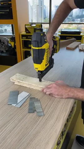 O Pinador SCN618 da STANLEY® é a escolha ideal para quem busca eficiência e precisão em projetos de construção. Com alto desempenho, ele oferece a força necessária para fixar de forma rápida e segura, garantindo um acabamento profissional. #AMarcadoProfissional #ComSTANLEYFaçaSuaMelhorObra #Ferramentas #Pinador