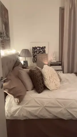 fall is here 🍂|  #inspo #gossipgirl #scandi #scandinavian #fall #autumn #höst #blair #serena #sthlm #sthlmstil #stockholmsstil #stockholmfashion #4you #4youpage #foryou #stockholmstyle #secondhand #fashion #bedroom #room #roominspo #poster #posterwall